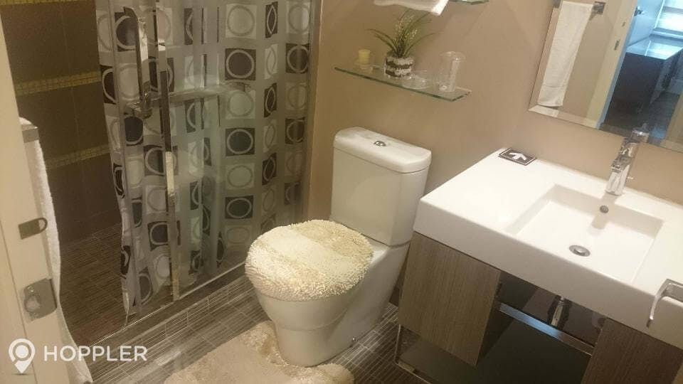 "2BR Condo for Rent in Edades Tower and Garden Villas, Rockwell Center,"04