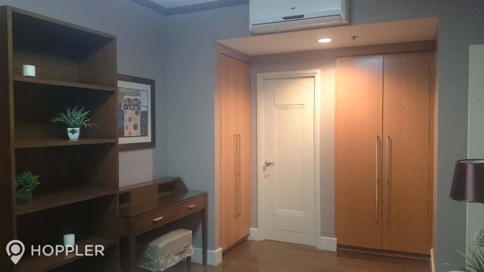 "2BR Condo for Rent in Edades Tower and Garden Villas, Rockwell Center,"08
