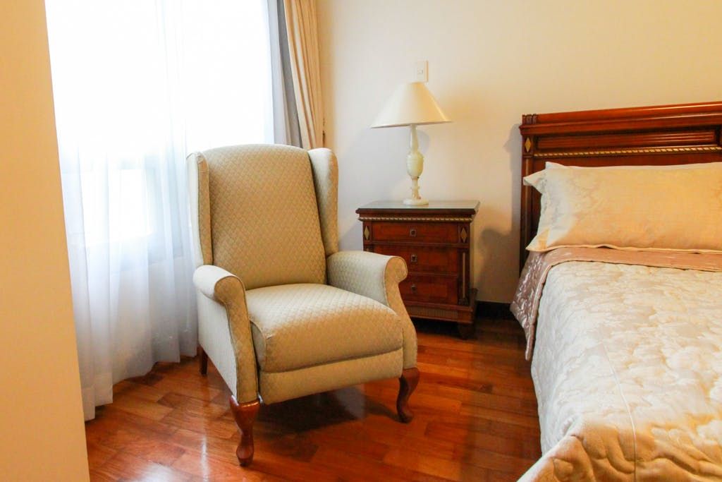 "2BR Condo for Rent in The Residences at Greenbelt, Legazpi Village, Ma"04