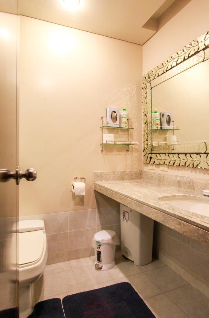 "2BR Condo for Rent in The Residences at Greenbelt, Legazpi Village, Ma"06