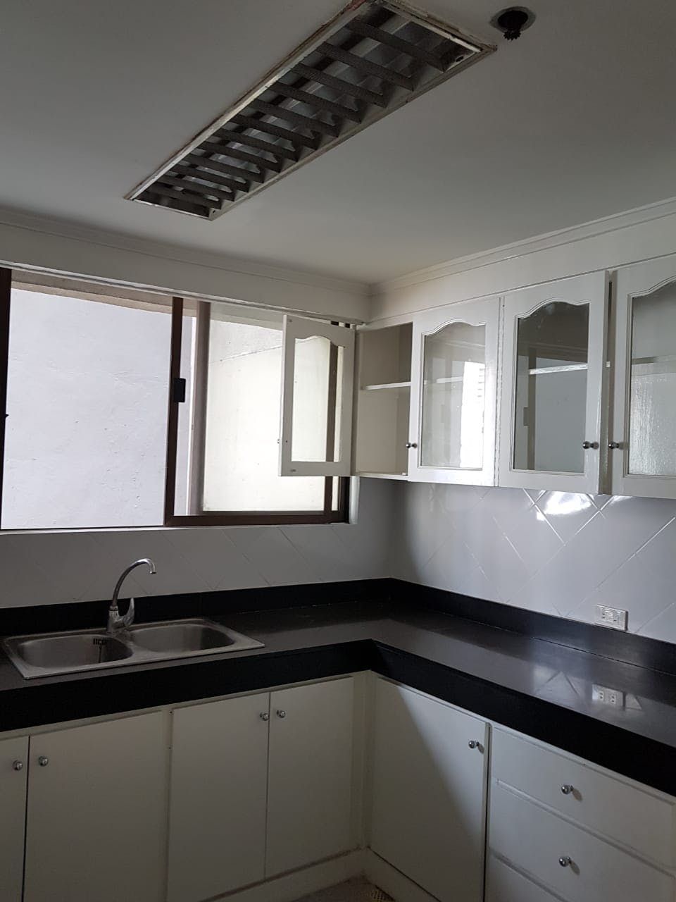 "3BR Condo for Rent in LPL Plaza, Salcedo Village, Makati"08
