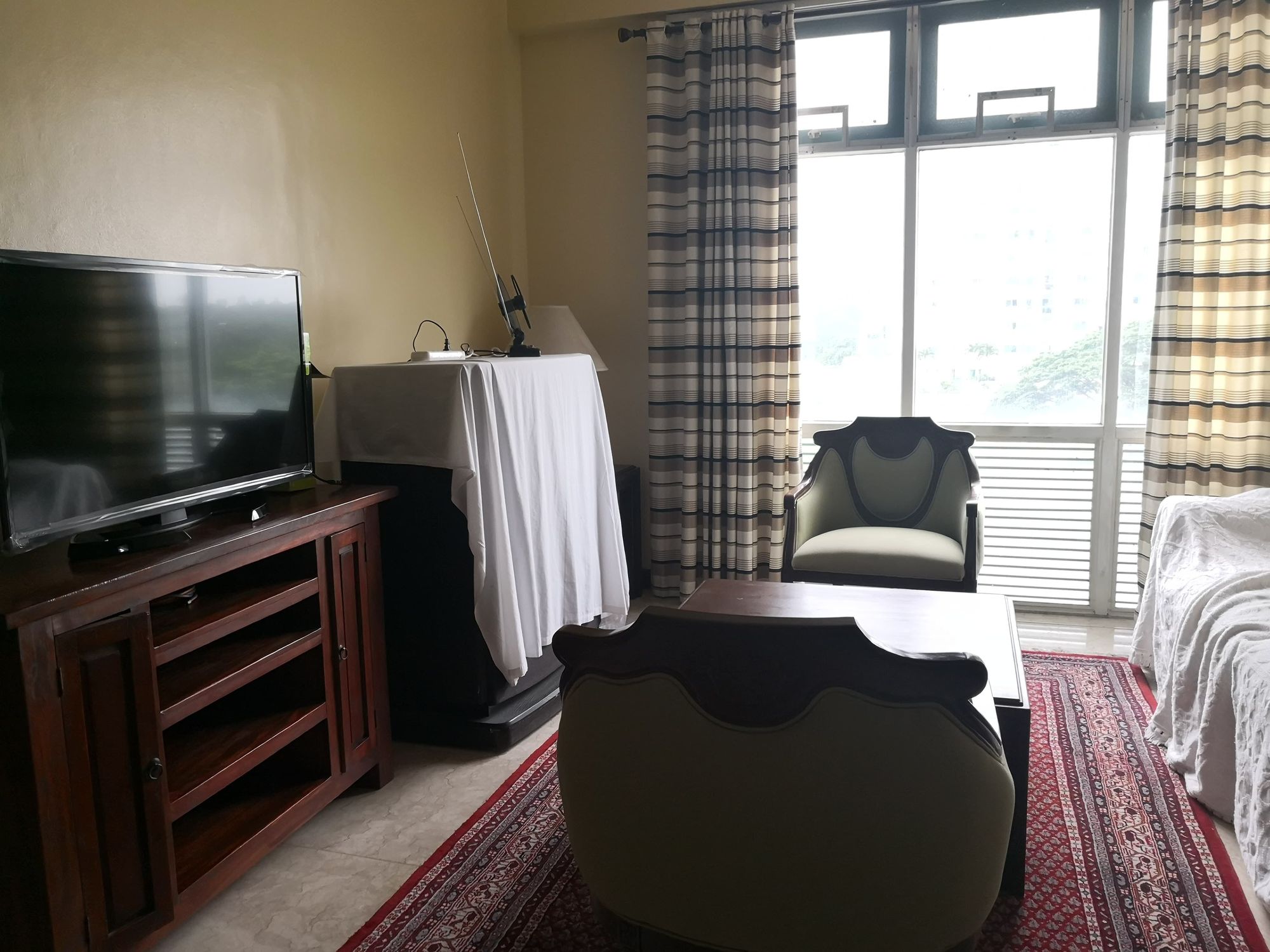 "2BR Condo for Rent in Aspen Tower, Filinvest Corporate City, Muntinlup"09