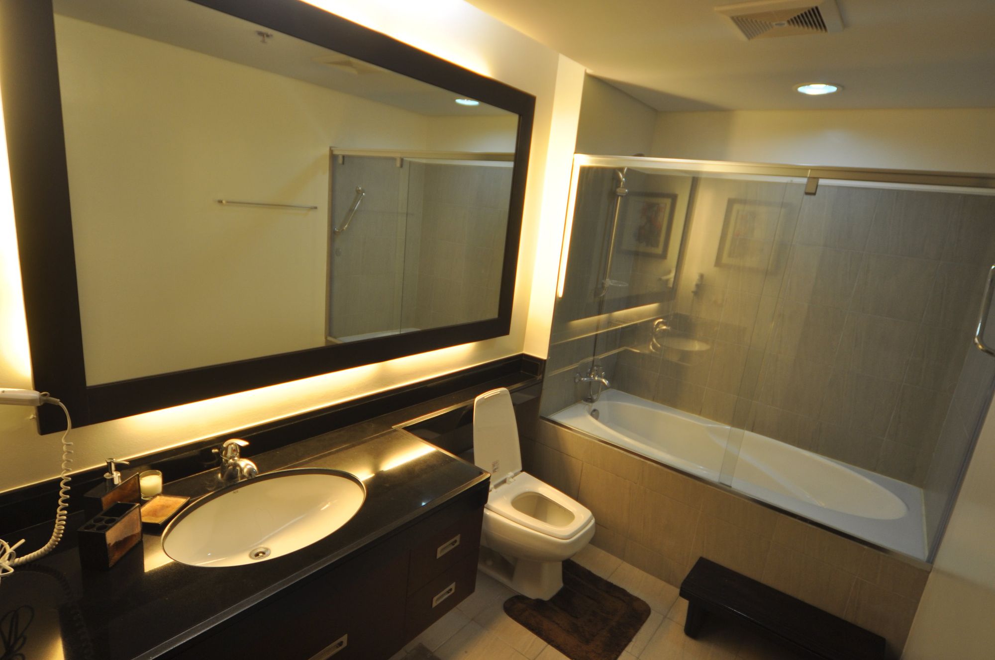 "3BR Condo for Rent in The Residences at Greenbelt, Legazpi Village, Ma"07