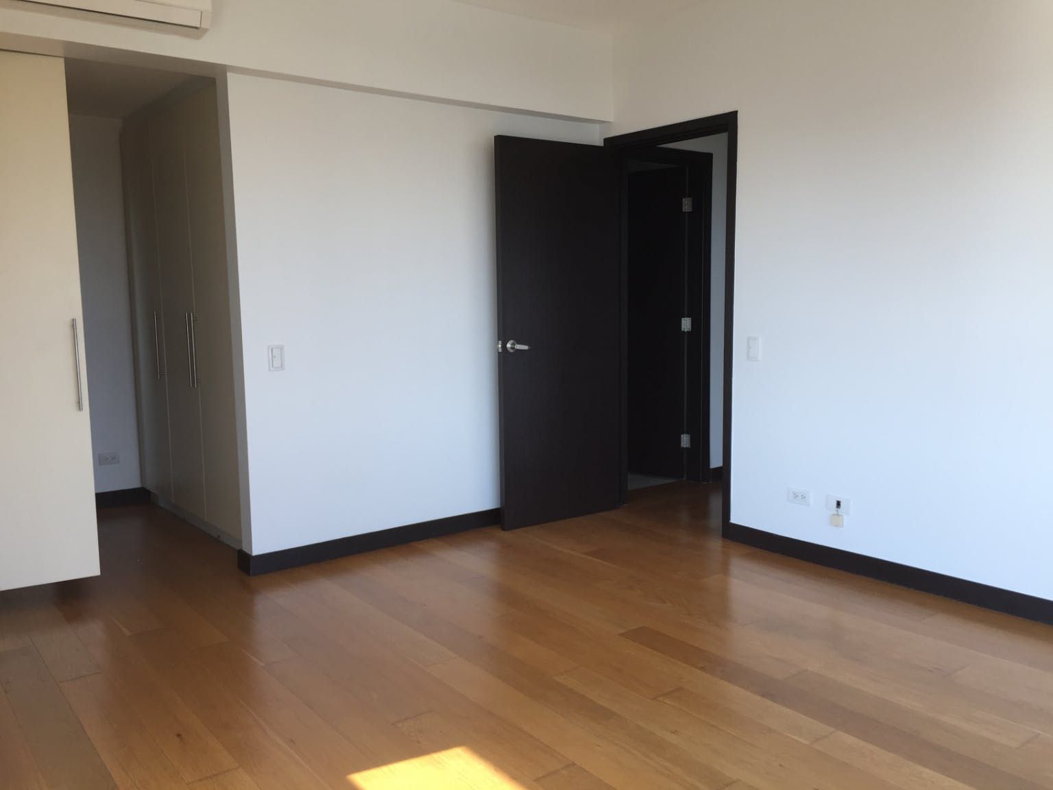 "2BR Condo for Rent in The Residences at Greenbelt, Legazpi Village, Ma"03