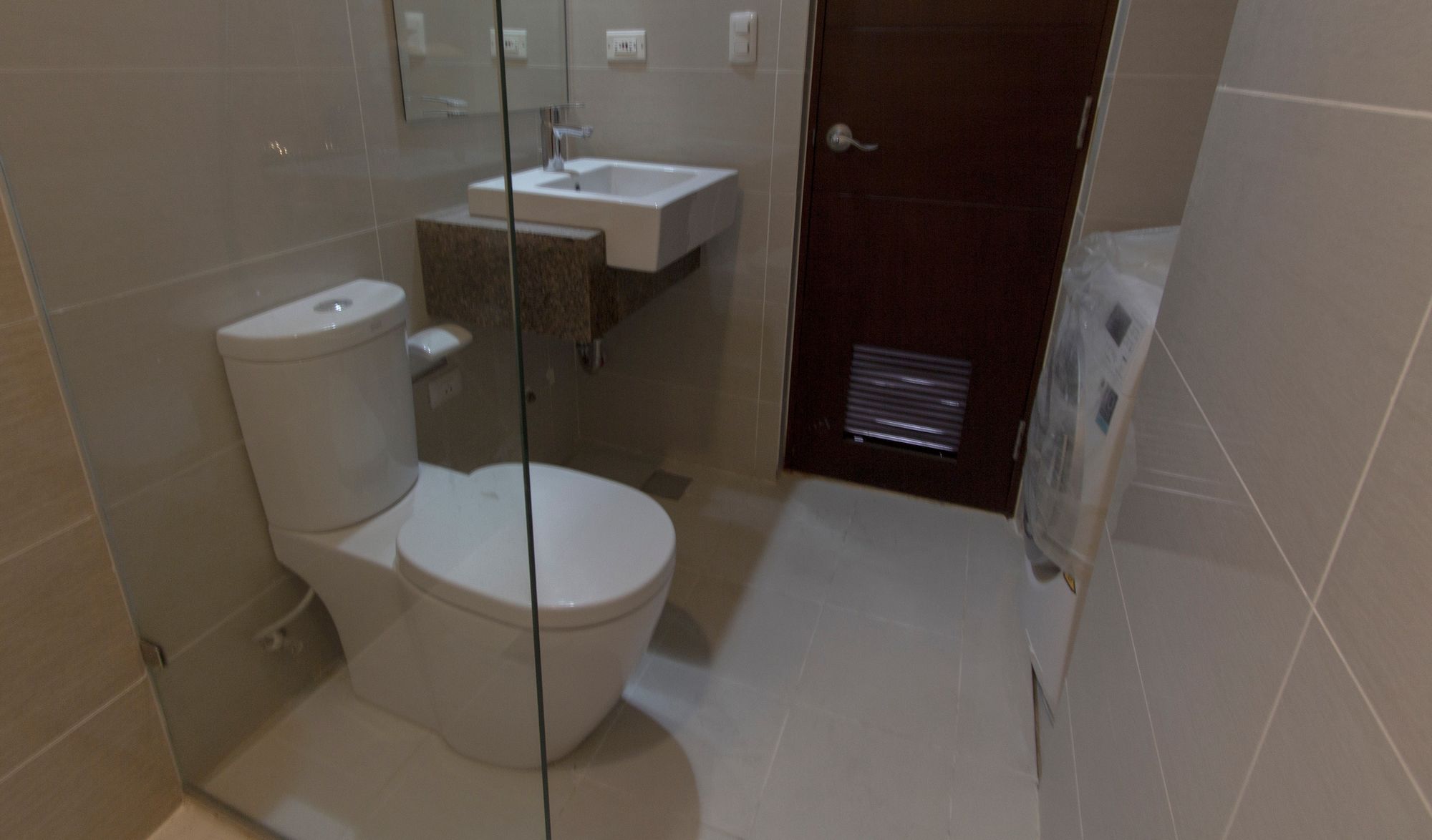 "Studio Condo for Rent in Three Central, Salcedo Village, Makati"08